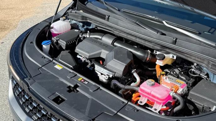 Kia Carnival Hybrid (1).jpg