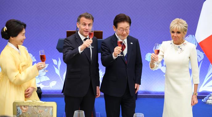 Emanuel Makron (4).jpg