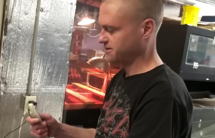 Tim Frid drži zmiju i učestvuje u eksperimentima sa otrovom (3).png