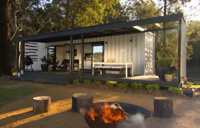 Moderna kuća od brodskog kontejnera sa terasom u prirodi (14).png