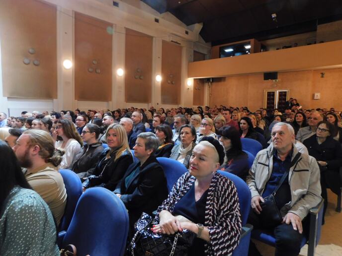 LOZNICA - Puna sala.JPG