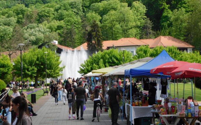 BANJA KOVILJAČA - Pun banjski park.JPG