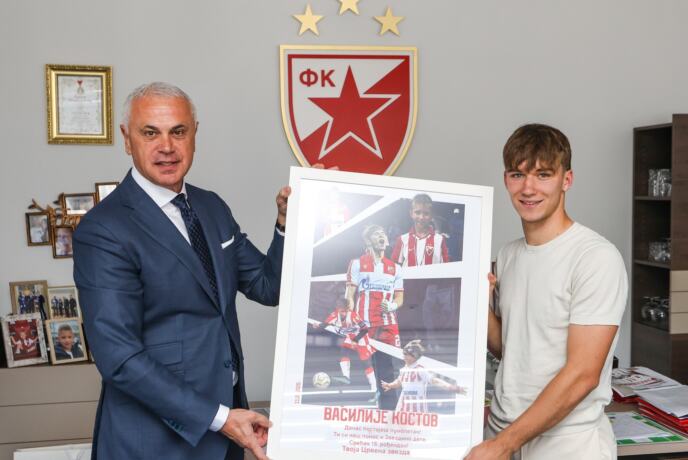 Zvezdan Terzić i Vasilije Kostov u prostorijama FK Crvena zvezda na obeležavanju rođendana mladog fudbalera