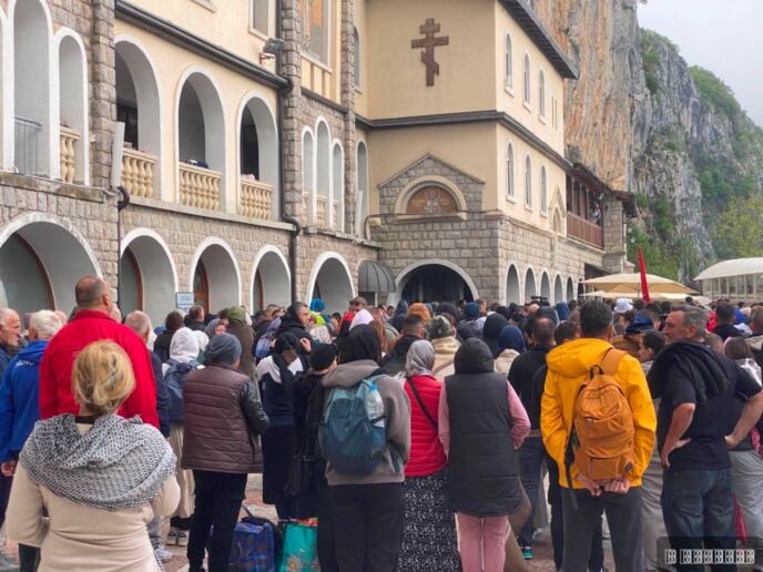 Nestvarne slike ispod Ostroške stene, sve više mladih dolazi da se pokloni mošti - 12.05.2026.jpg