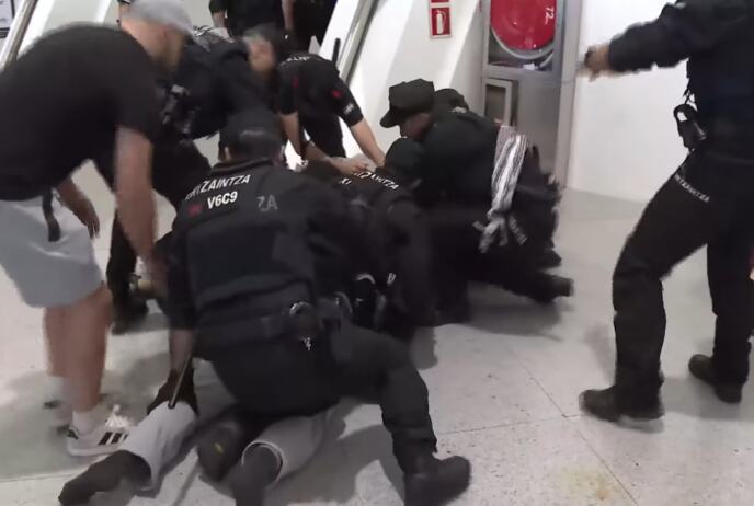 2026-05-25 12_04_42-4 DETENIDOS de la GLOBAL SUMUD FLOTILLA a su llegada al AEROPUERTO DE BILBAO - Y.png