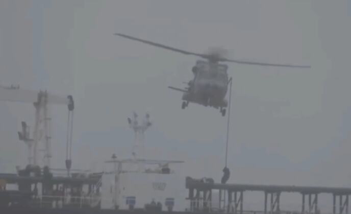 upad francuskih komandosa na ruski tanker (2).png