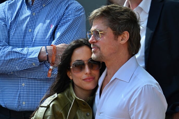 Brad Pitt i Ines de Ramon na Rolan Garosu razmenjuju nežnosti