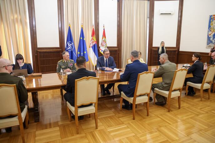 Aleksandar Vučić general  Aleksus Grinkevič komadant NATO (9).jpeg
