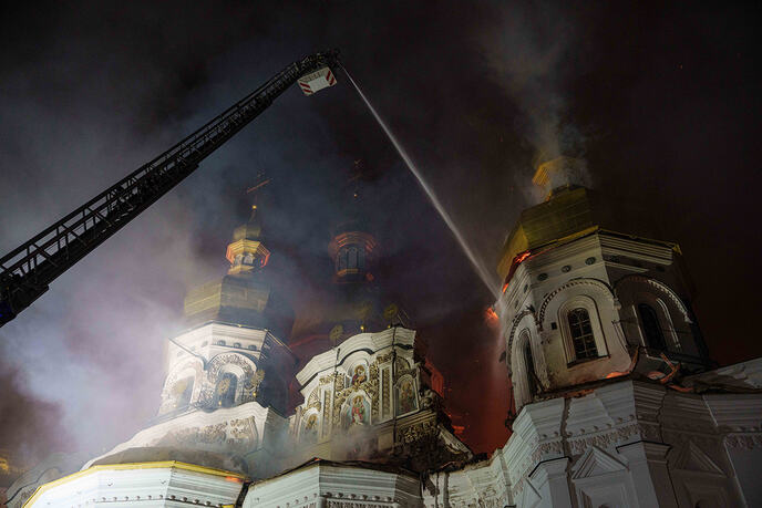 Kijev kijevsko-pečerska lavra zapaljena (1).jpg