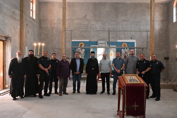 FOTO UIKS, iguman manastira Hilandar arhimandrit Metodije i zaposleni u KPZ Sremska Mitrovica.JPG