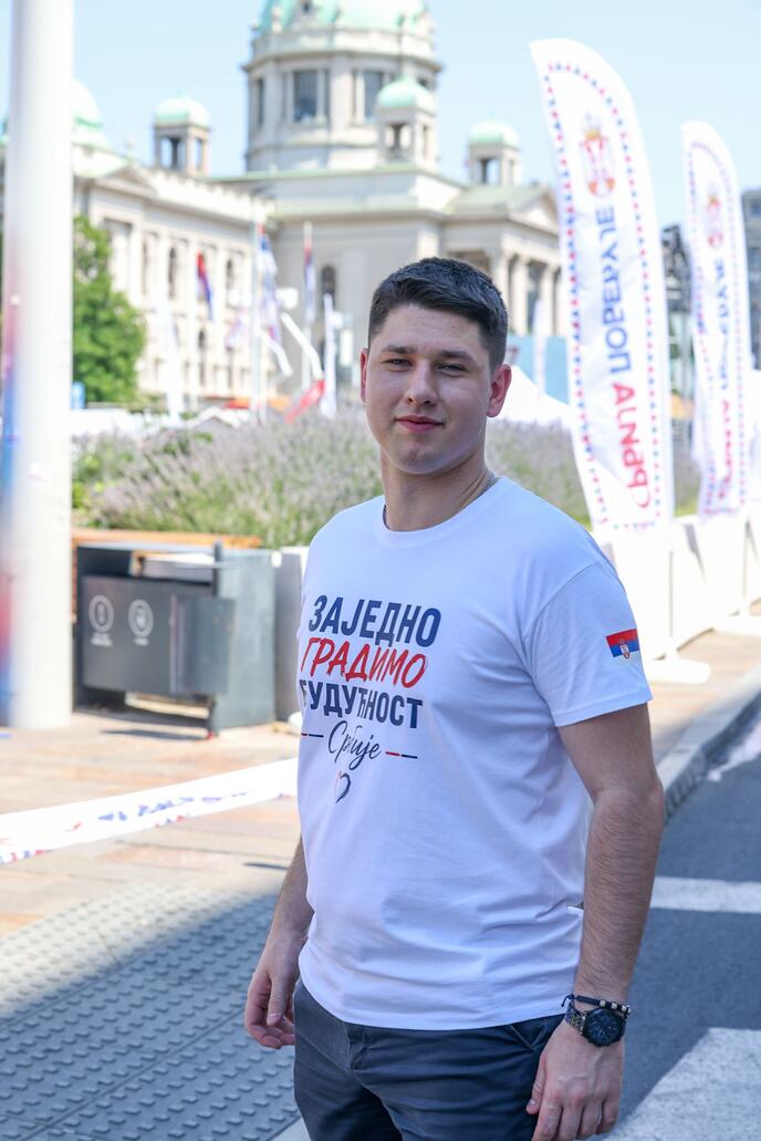 skup 27. juna Srbija jedna porodica Srbija pobeđuje (23).jpeg