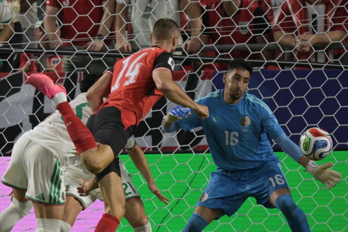 Saša Kalajdžić daje gol na meču Alžir - Austrija