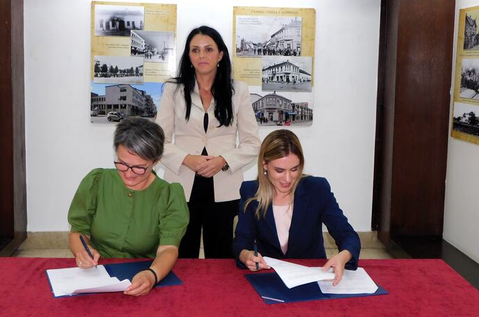 LOZNICA - Potpisivanje.JPG