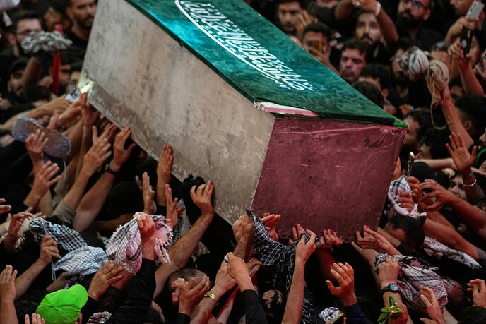 beliuk04 AP Khalil Hamra.jpg