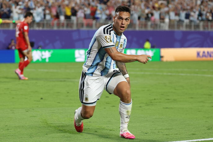 Lautaro Martinez slavi gol na meču Argentina - Švajcarska