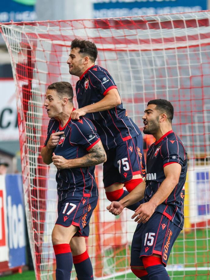 Bruno Duarte, Loizos Loizu i Abu Fani slave prvi gol Crvene zvezde protiv Larna u Severnoj Irskoj
