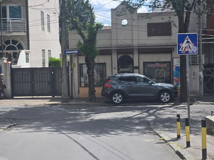 saobraćajna nesreća ugao Vojvode Dragomira i Sazonov kola udarila u stub otkazale kočnice (16).jpeg
