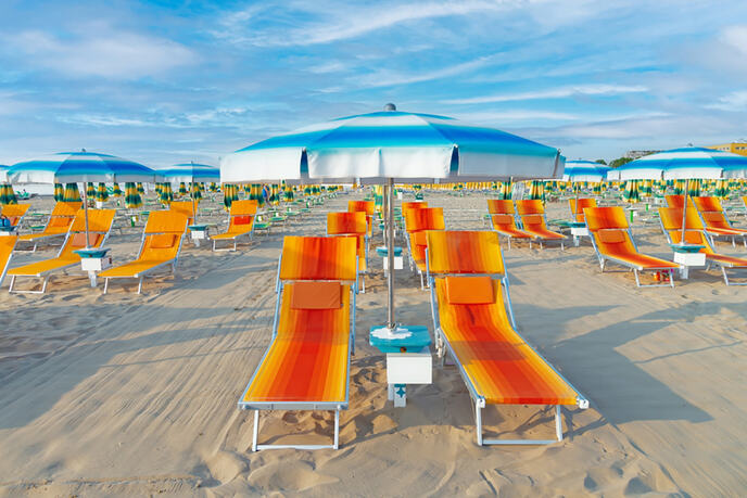 plaža Italija Rimini ležaljke suncobran