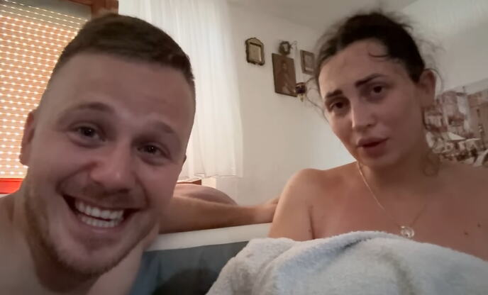 Nikola Stojaković i supruga Jelena porođaj kod kuće (1).PNG