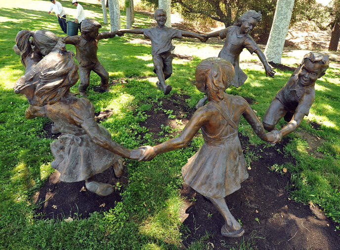 Statue dece na ranču Majkla Džeksona "Neverland"
