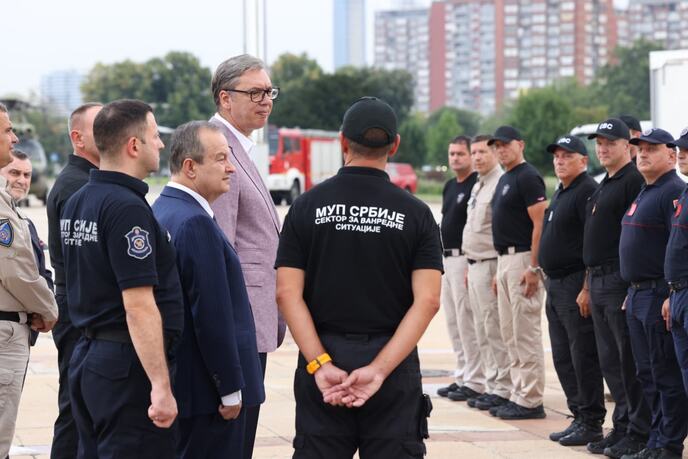 Aleksandar Vučić doček vatrogasaca (8).jpeg