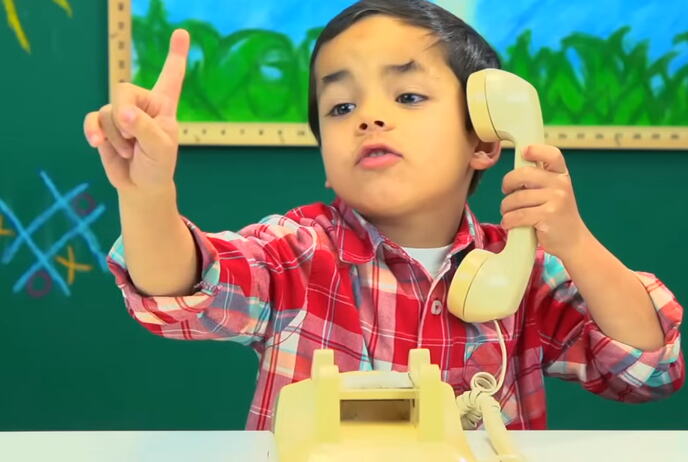 Današnje dete pokušava da koristi stari fiksni telefon sa kružnim brojčanikom (4).PNG