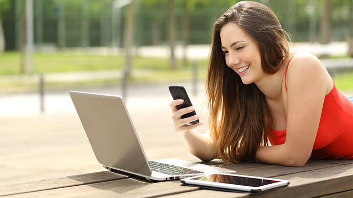 devojka-mobilni-telefon-laptop-tablet-park.jpg
