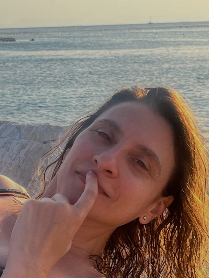 Anja Mandić u kupaćem kostimu bez šminke tokom odmora na moru (3).jpg