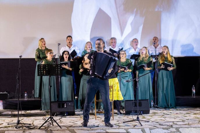 Dušan Sekulić sa bendom i Gradskim horom Bečej foto Filip Olćan (3).jpg