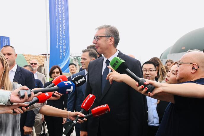 Aleksandar Vučić fabrika humanoidnih robota kompanija Minth  Šabac (3).jpeg