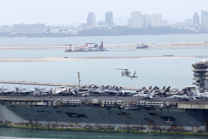 Američki nuklearni nosač aviona USS Abraham Linkoln (1).jpg