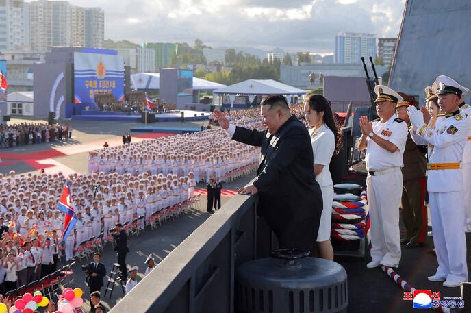 Kim Džong Un razarač Kang Kon  (6).jpg