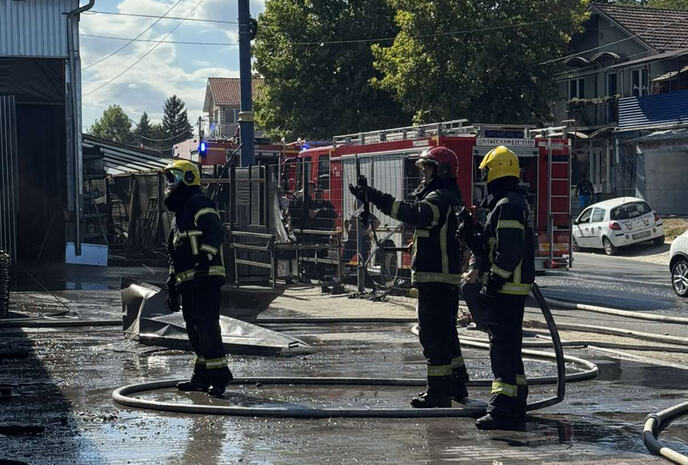 Vatrogasci gase požar