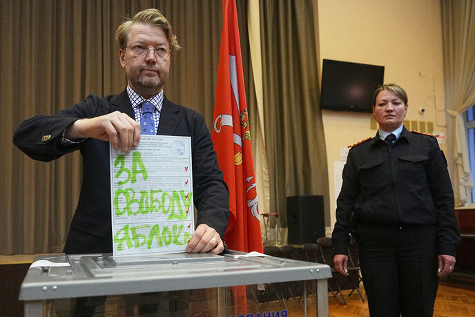 x01 AP Dmitri Lovetsky.jpg