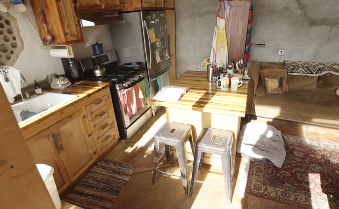 Earthship kuća od automobilskih guma u planinama Kolorada (11).PNG