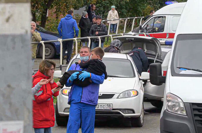 masovna pucnjava škola Iževski Udmurtija Rusija (9).jpg