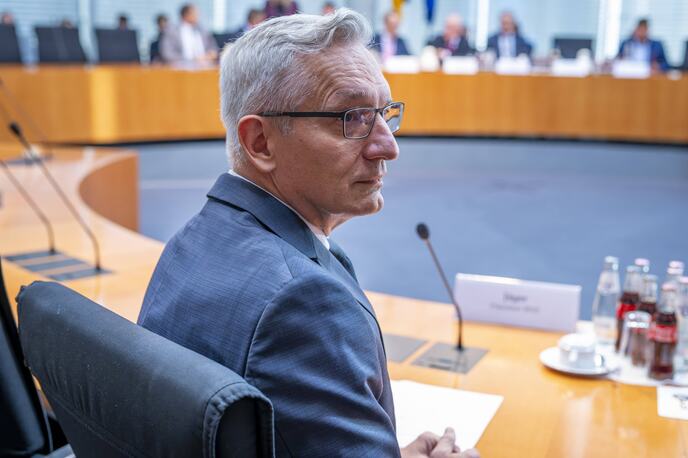 x EPA Andreas Gora  Pool.jpg