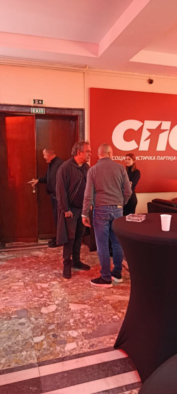 Predrag Marković istoričar stigao u štab SPS.jpeg