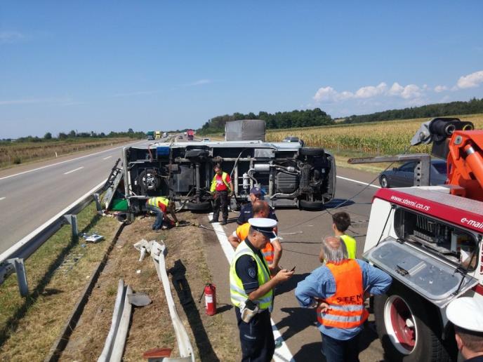 saobracajna-nesreca-nezgoda-autoput-prevrtanje-kamp.jpg