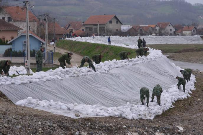 poplave-vojska-srbije-nasip-bedem-dzakovi-pesak.jpg