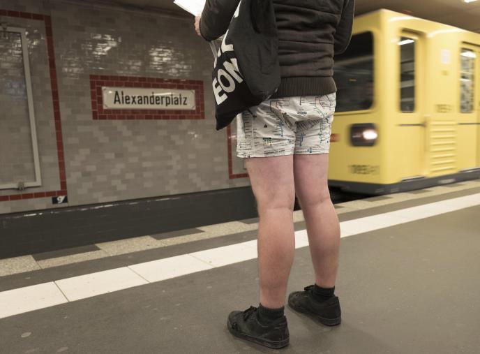 dan-bez-pantalona-u-metrou05.jpg