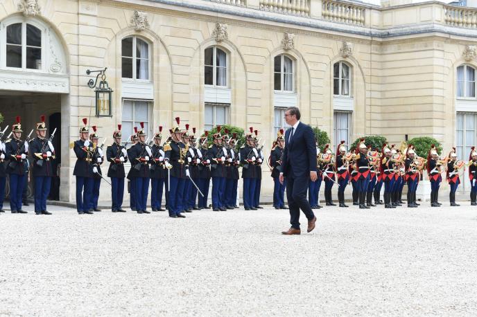 vucic-makron-pariz-docek-jelisejska-palata-foto.jpg