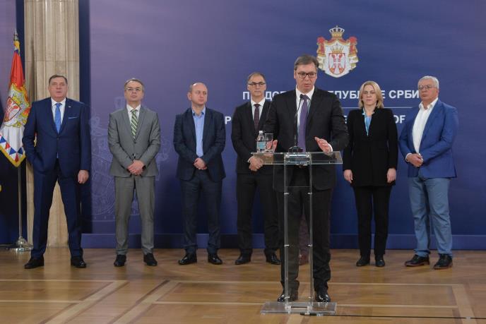 vucic-badnji-dan-badnjak-unosenje-predsednistvo-foto-tanjug-zoran-zestic-6.jpg