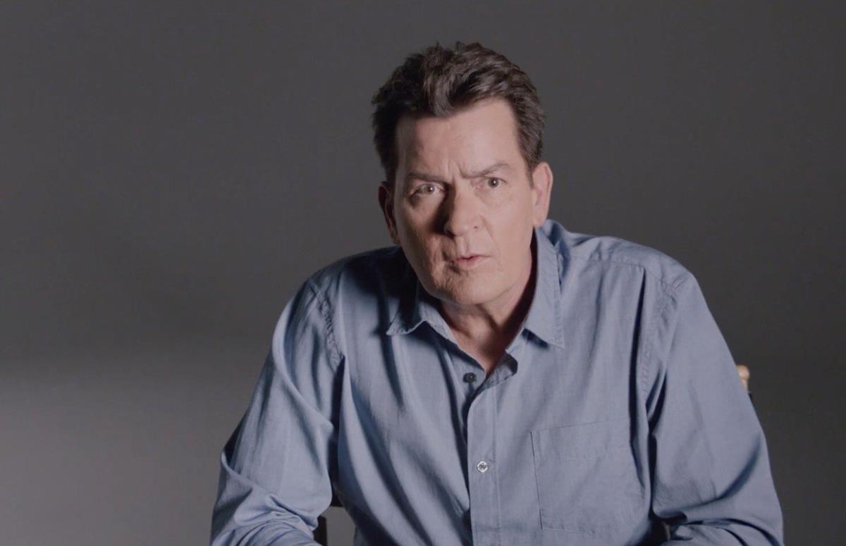 Čarli Šin u teksas košulji