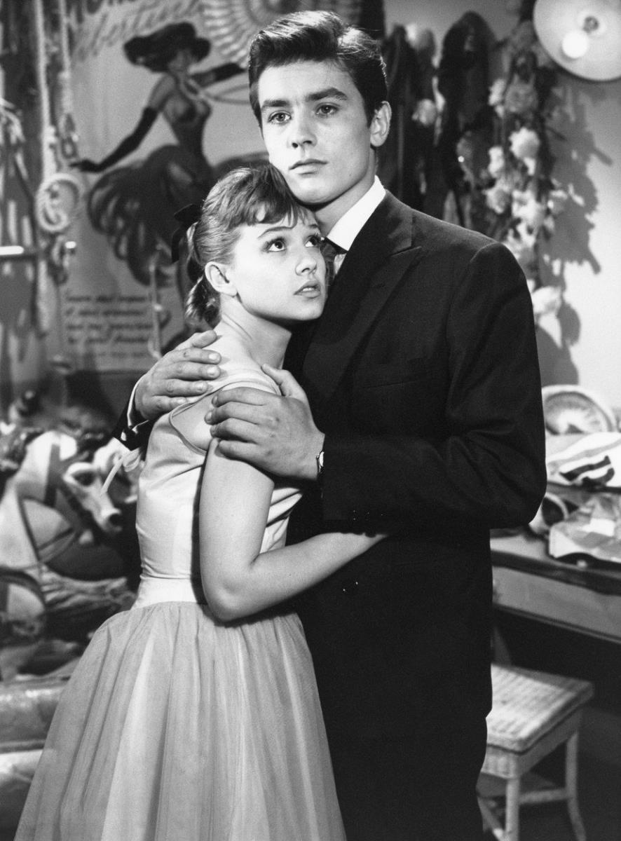 Alen Delon iz mlađih dana grli koleginicu