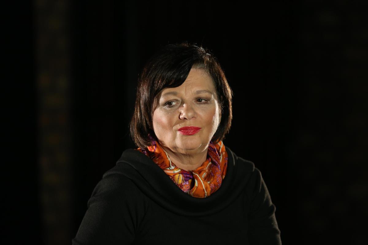 Jelica Sretenović u crnom sa šarenom maramom oko vrata