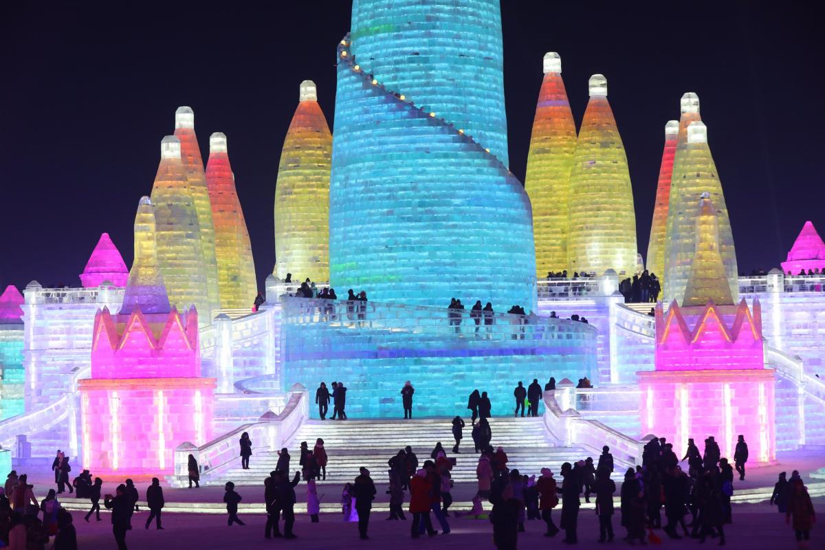 epa-wu-hong-harbin-ice08.jpg
