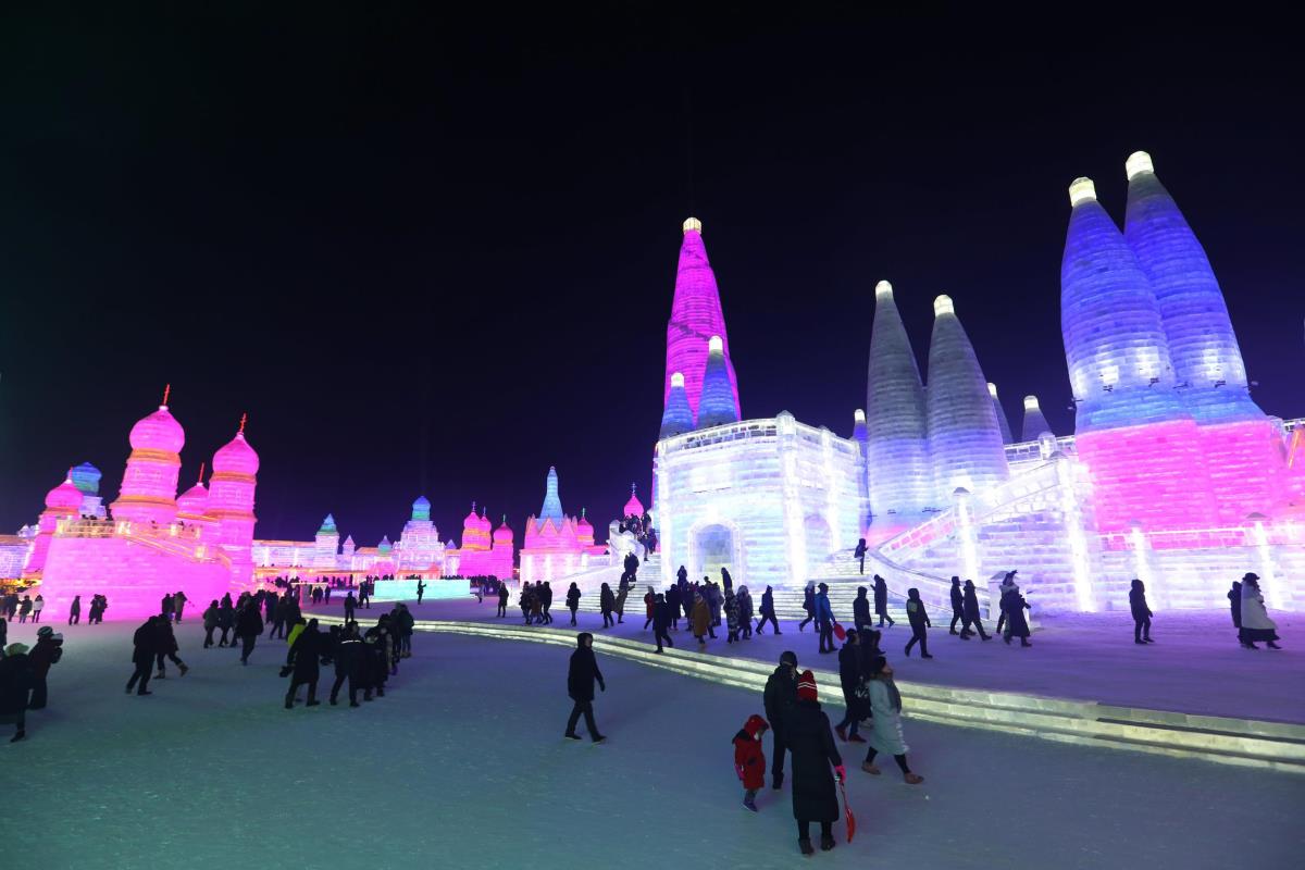 epa-wu-hong-harbin-ice10.jpg