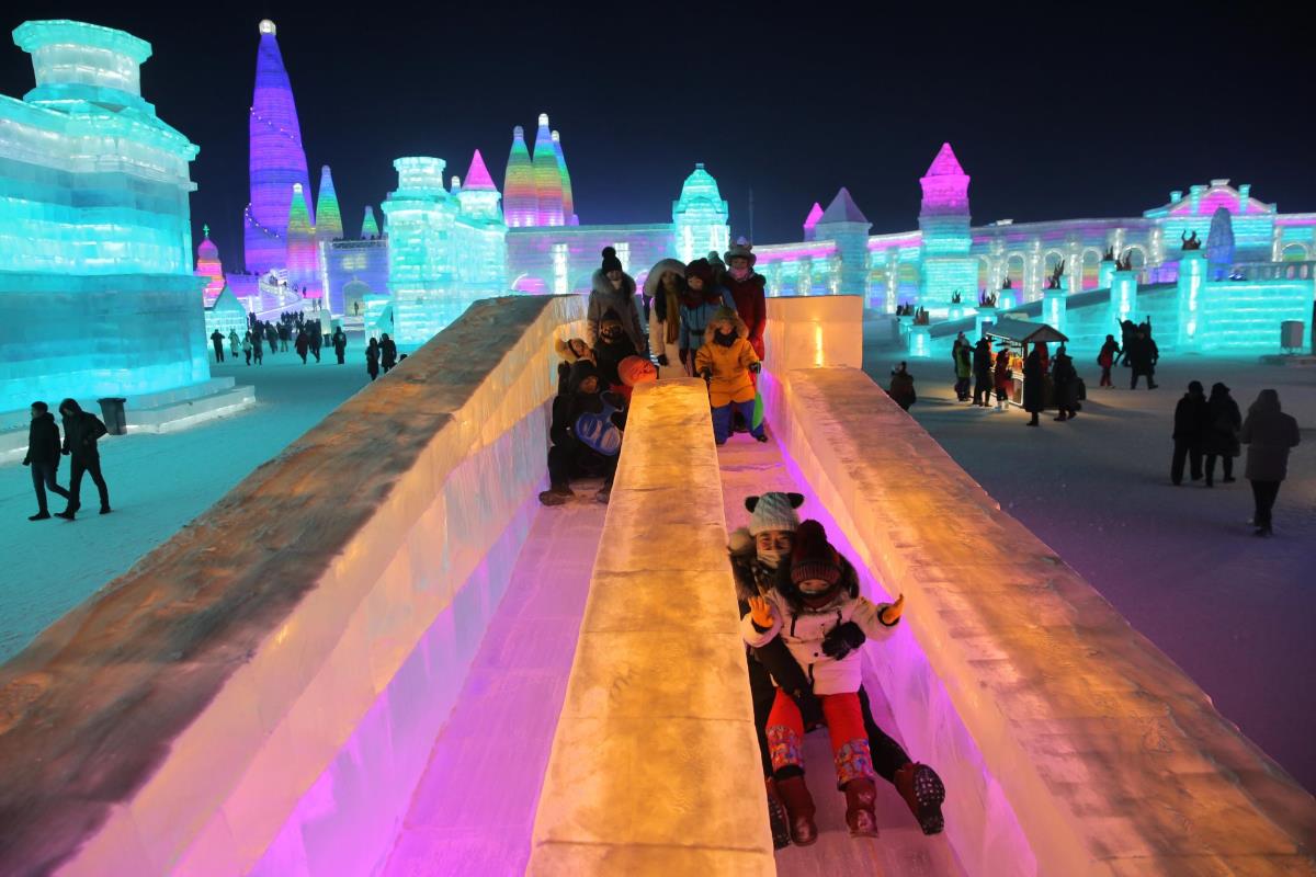 epa-wu-hong-harbin-ice15.jpg