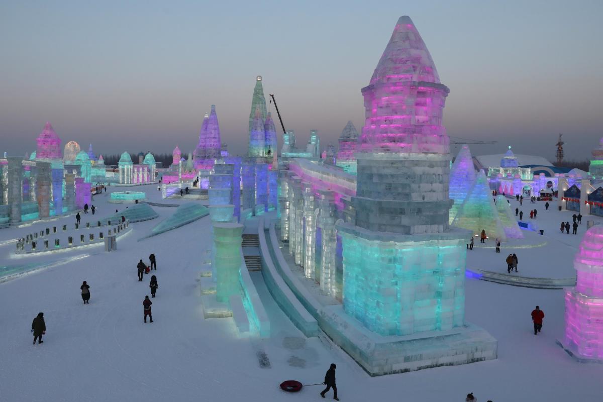 epa-wu-hong-harbin-ice23.jpg